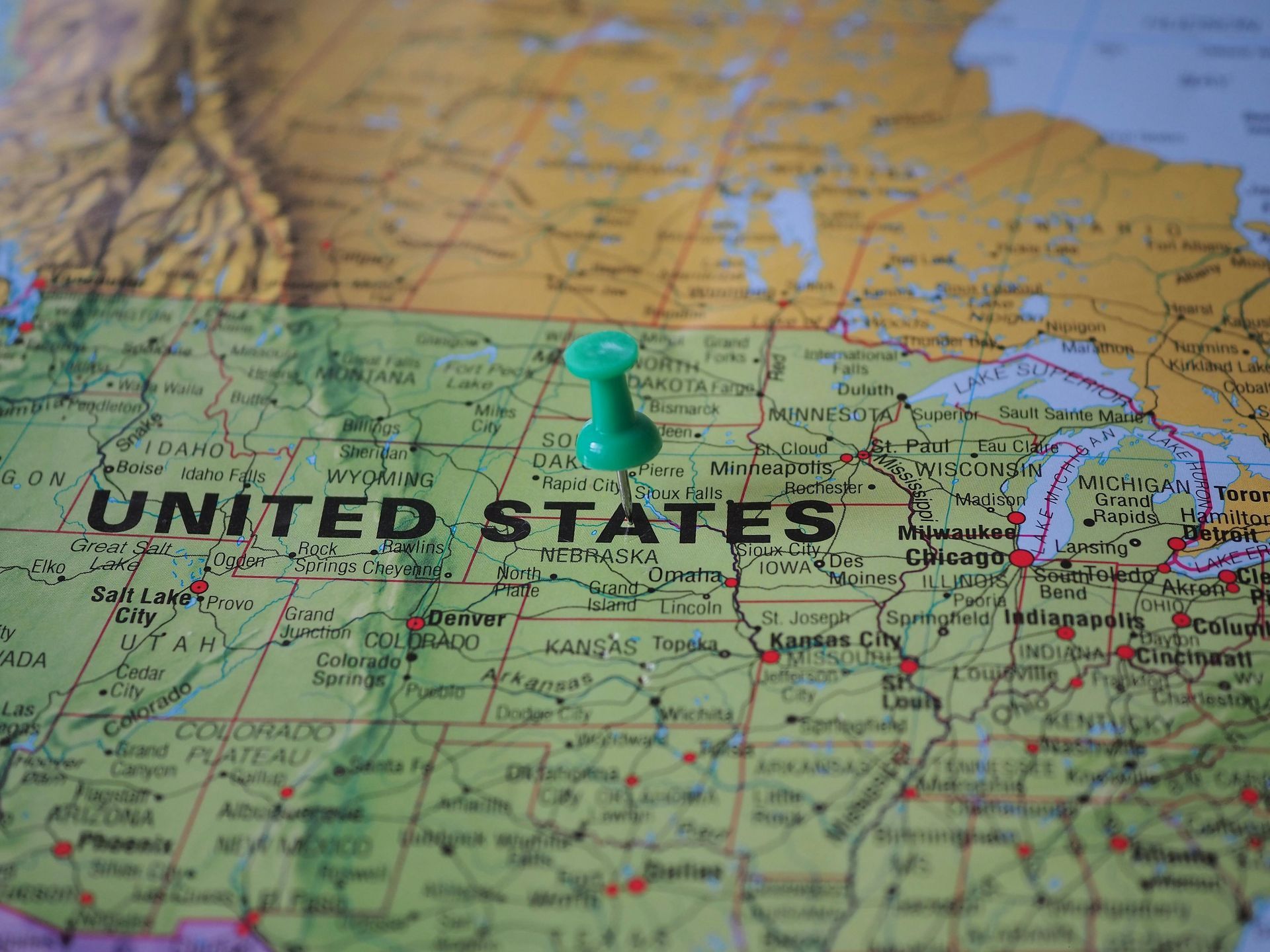 A green pin is pinned to a map of the united states
