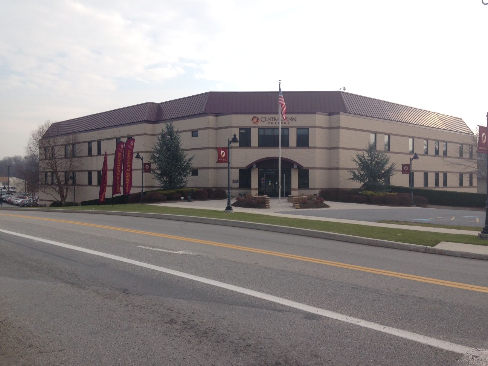 A large building is sitting on the side of a road.