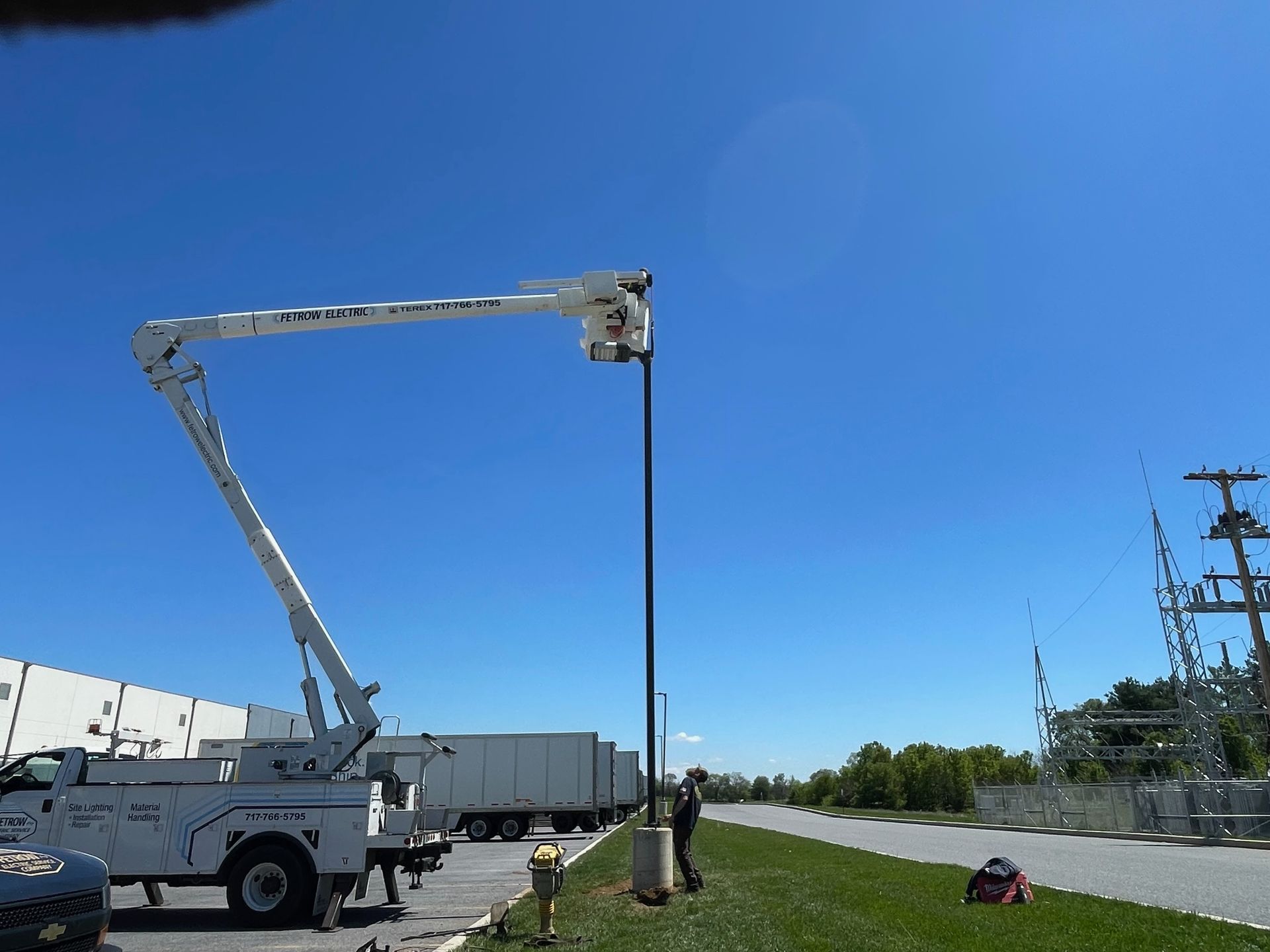 A gruner crane is lifting a box into the air