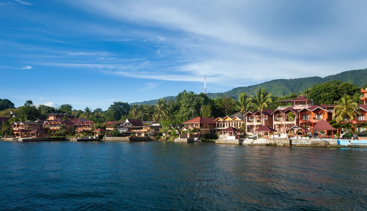 Huizen en hotels aan het tobameer op tuk tuk schiereiland, samosir island, sumatra