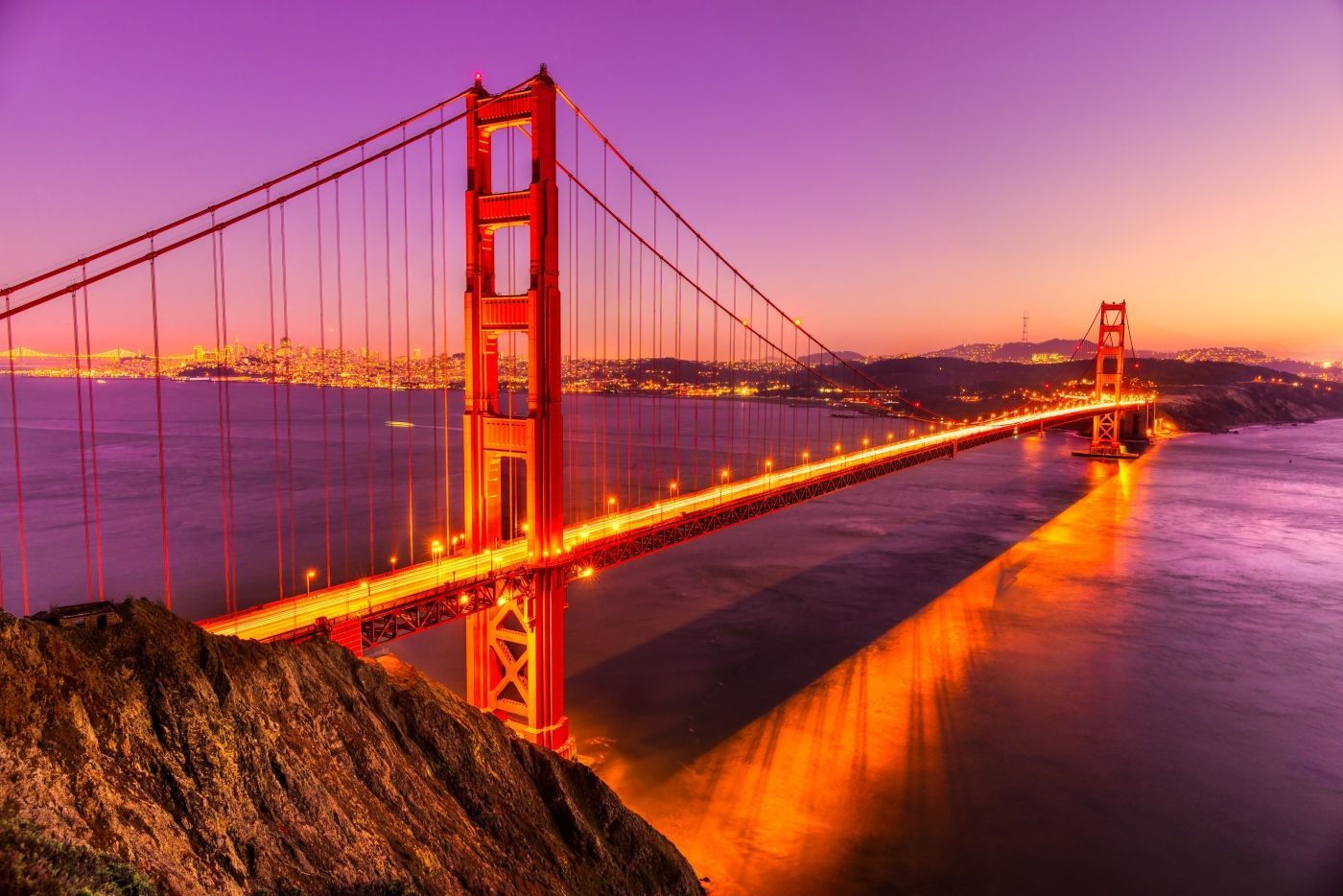 De Golden Gate Bridge wordt 's nachts verlicht in San Francisco.