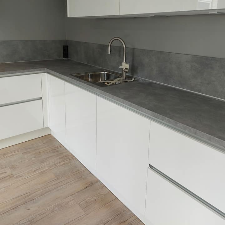 witte keuken met beton blad