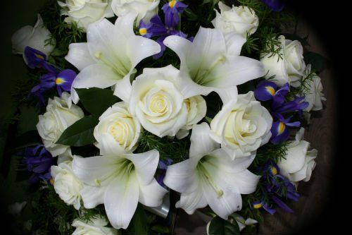 Ramo di rose e gigli bianchi e fiori violetti