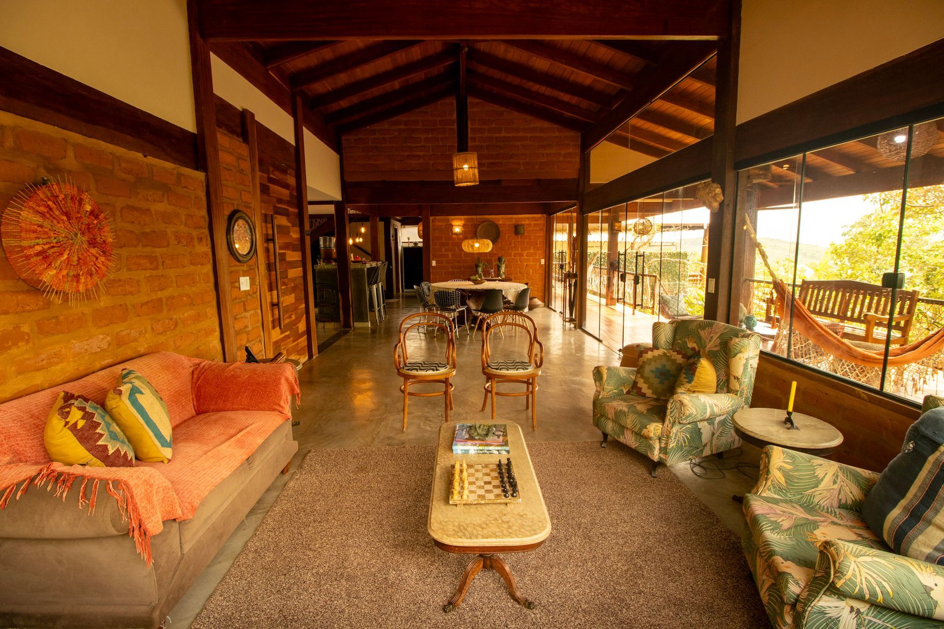 Quarto com cama, porta de madeira, piso de madeira, paredes em tons neutros e um tapete pequeno.