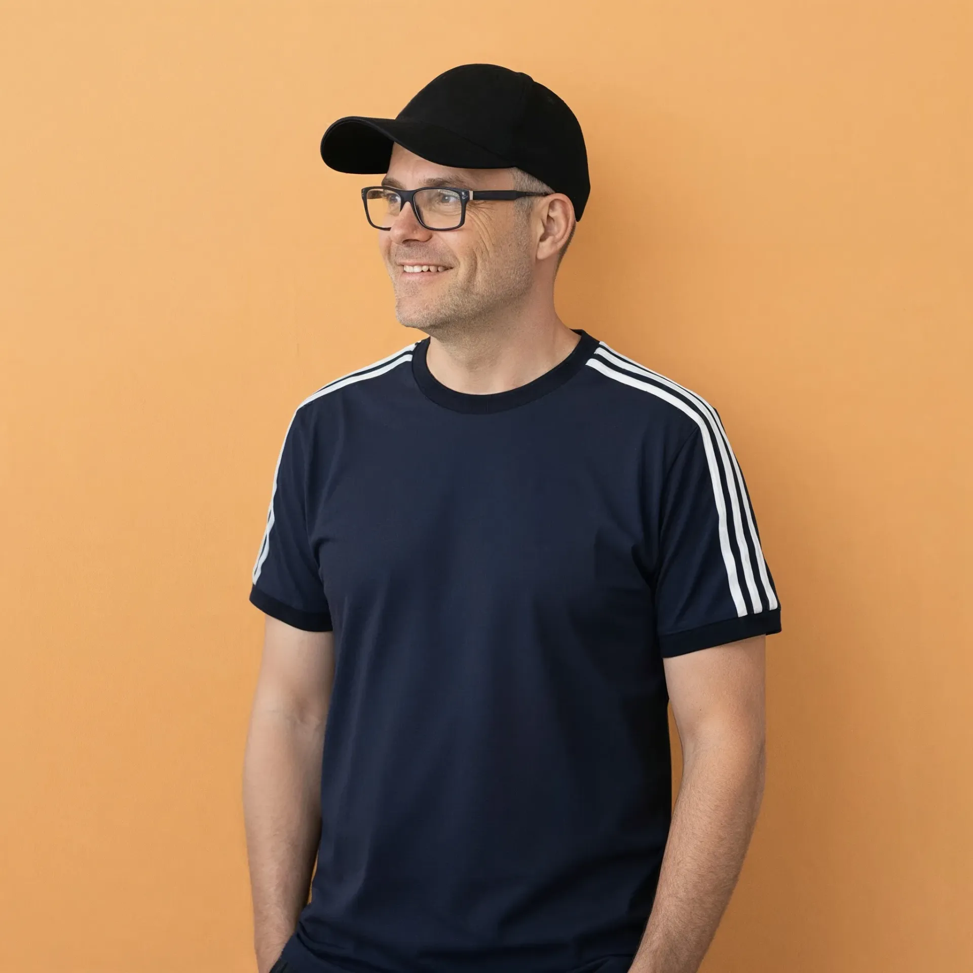 Portrait Egbert Steinhüser vor oranger Wand – Über mich