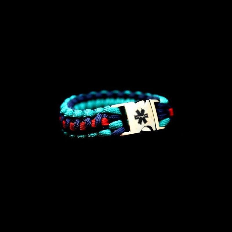 Een paracord armband met een medisch symbool erop