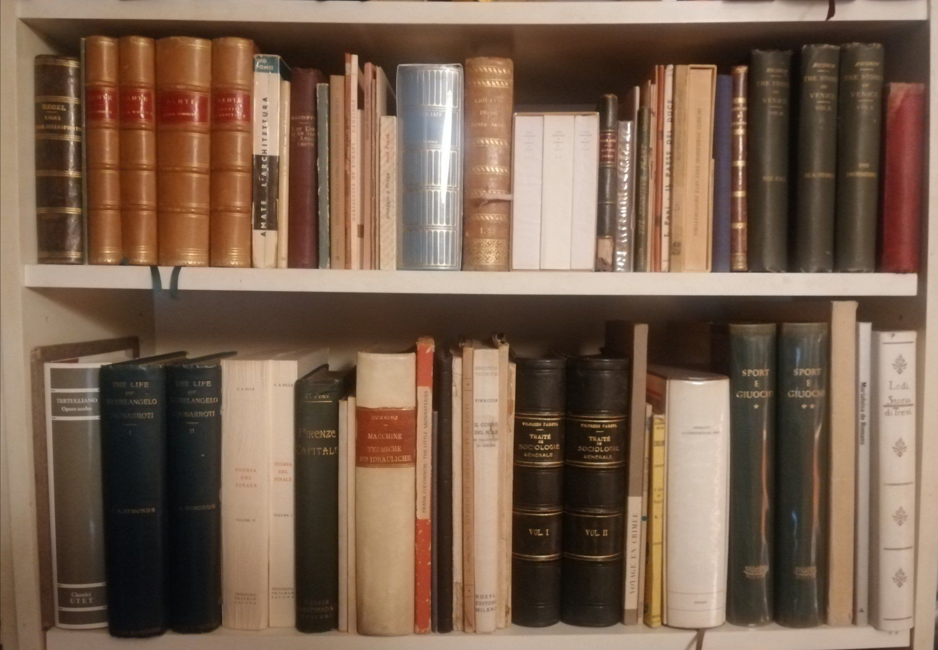 seconda foto mostra una selezione di libri rari