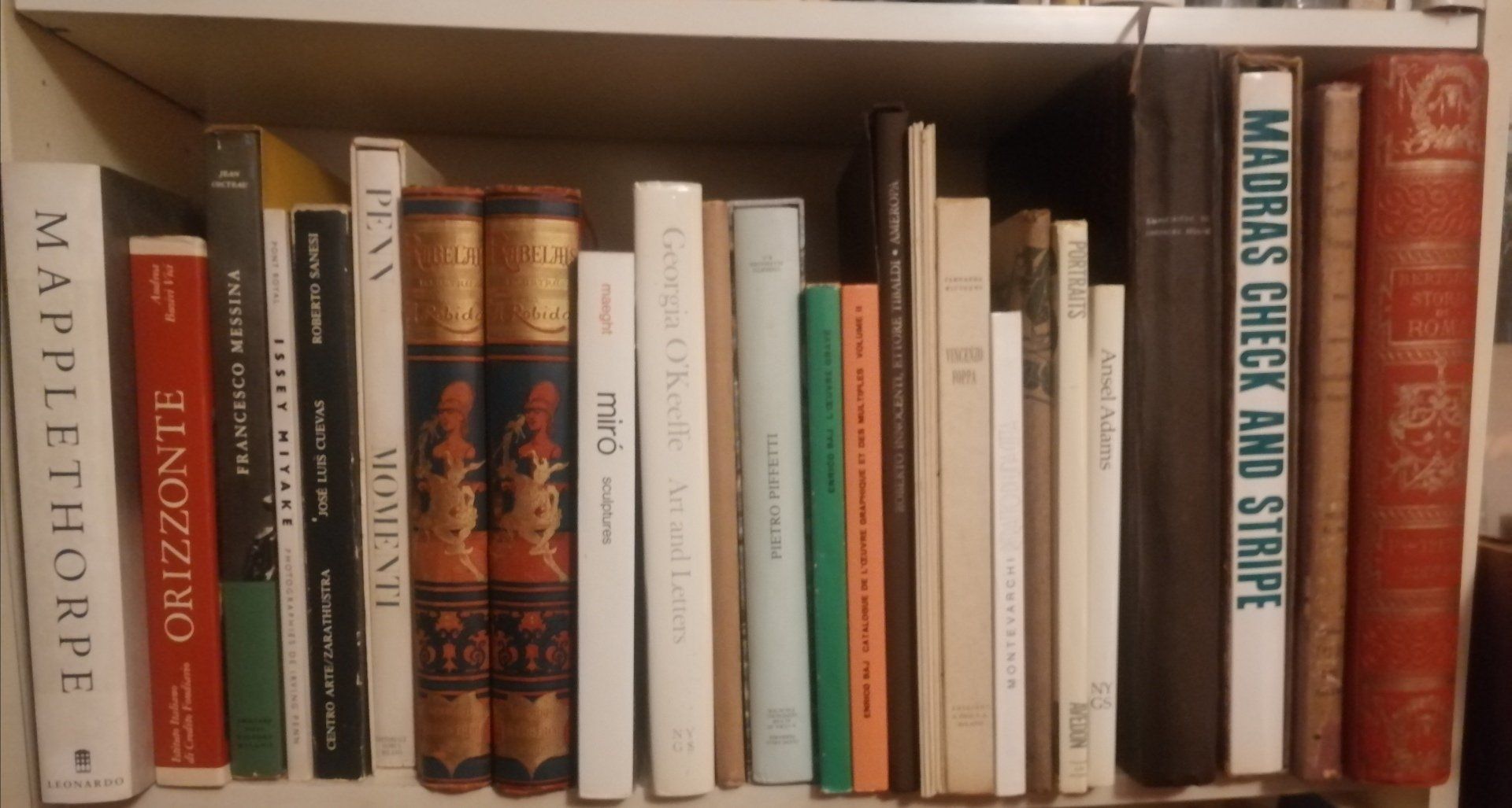 quinta foto mostra una selezione di libri rari