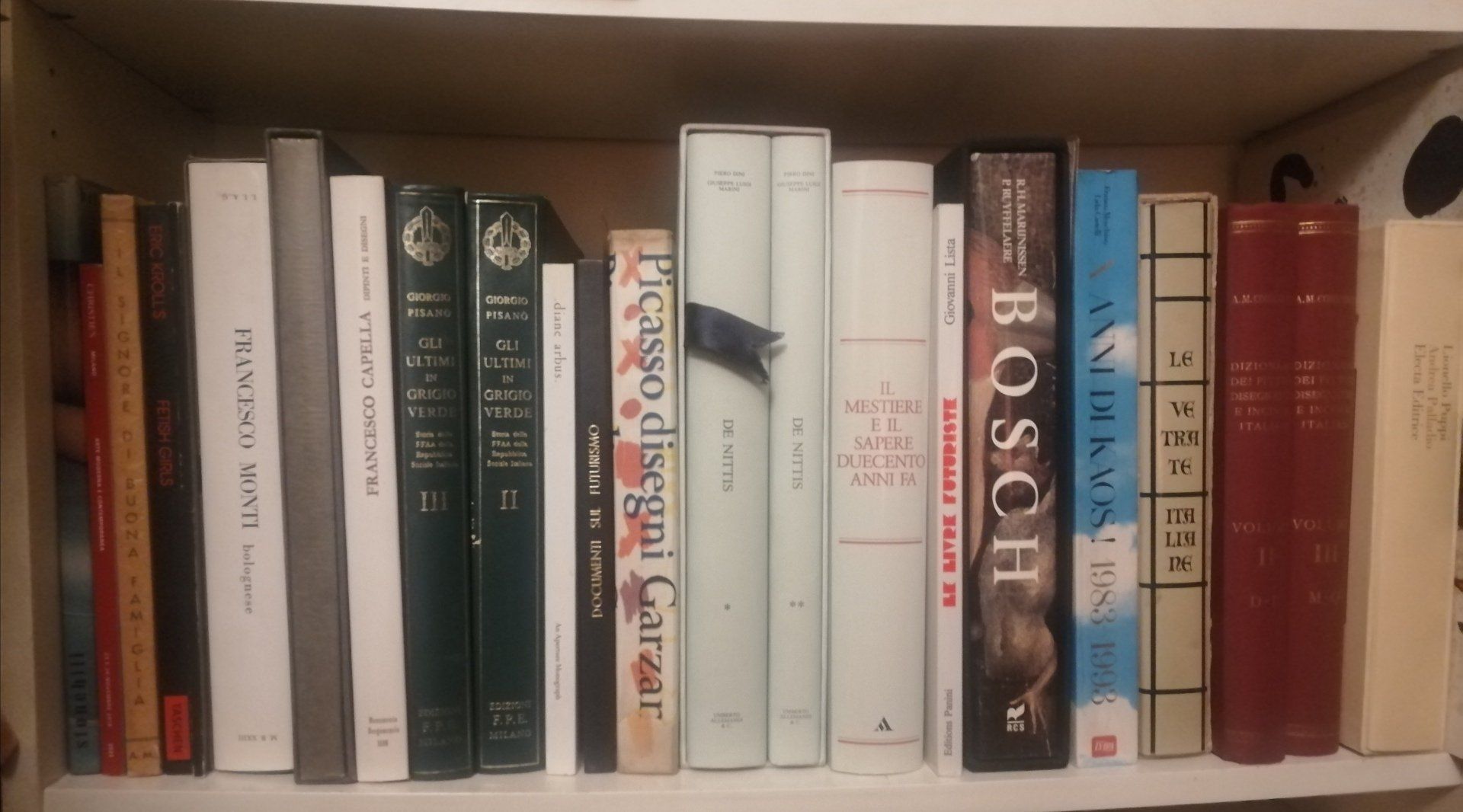 terza foto mostra una selezione di libri rari