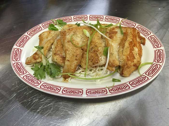 Un plato de comida con carne y verduras en una mesa.