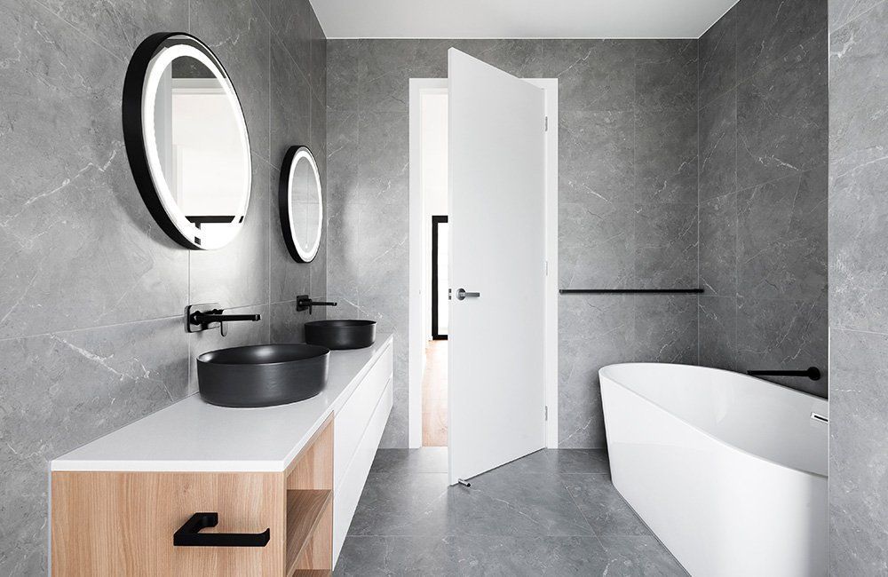 A bathroom with two sinks and a bathtub.