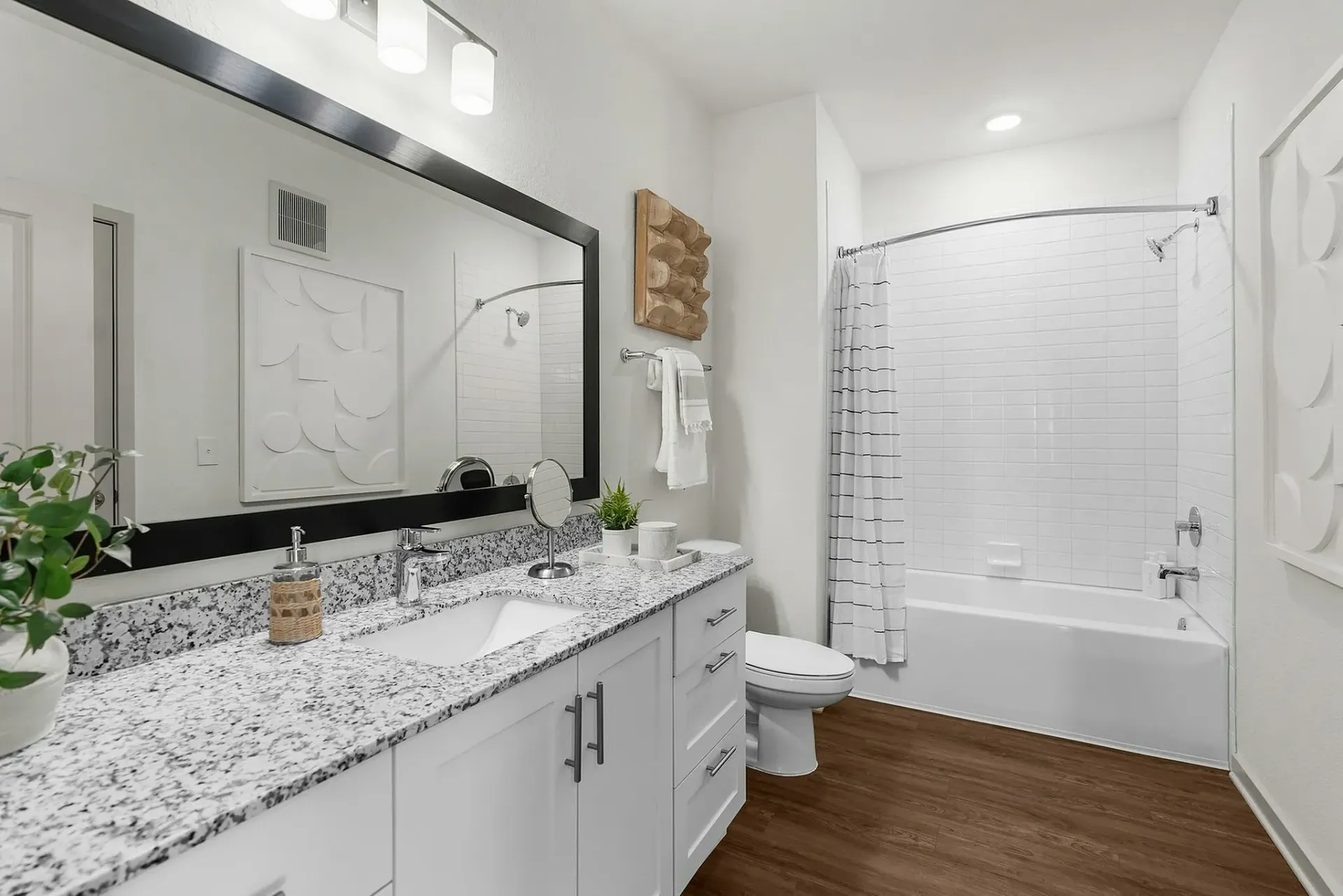 Experience the elegance of this modern bathroom, designed with sophistication and style in mind.