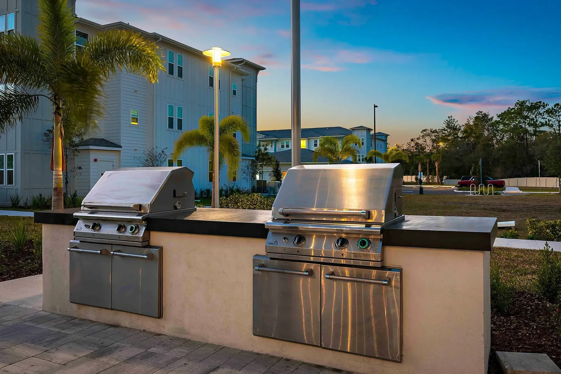 Experience luxurious outdoor dining with our state-of-the-art grilling stations.