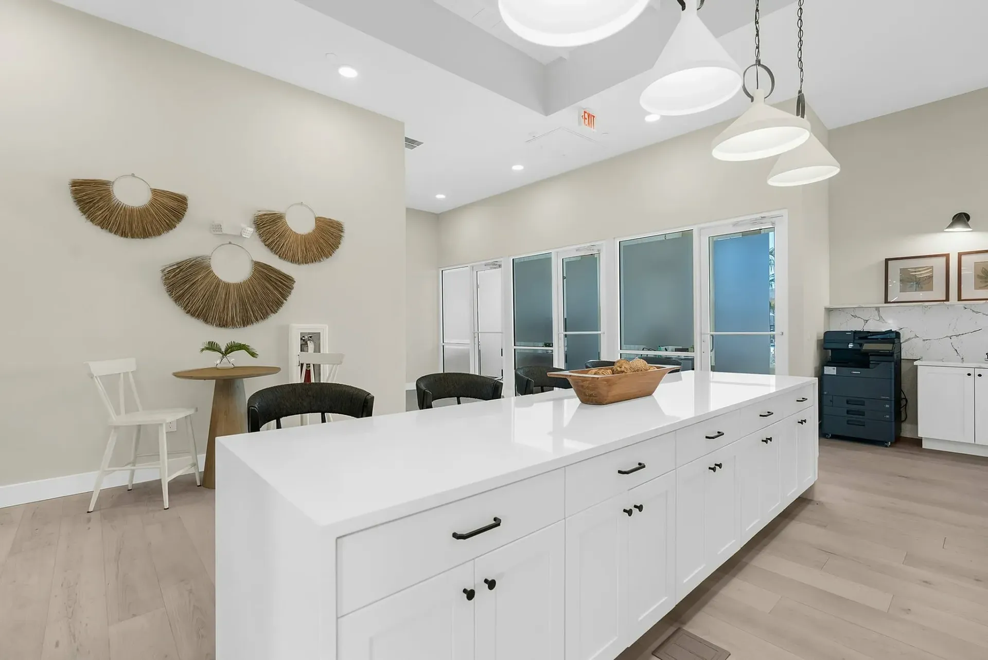 Explore this chic modern kitchen designed for style and efficiency.