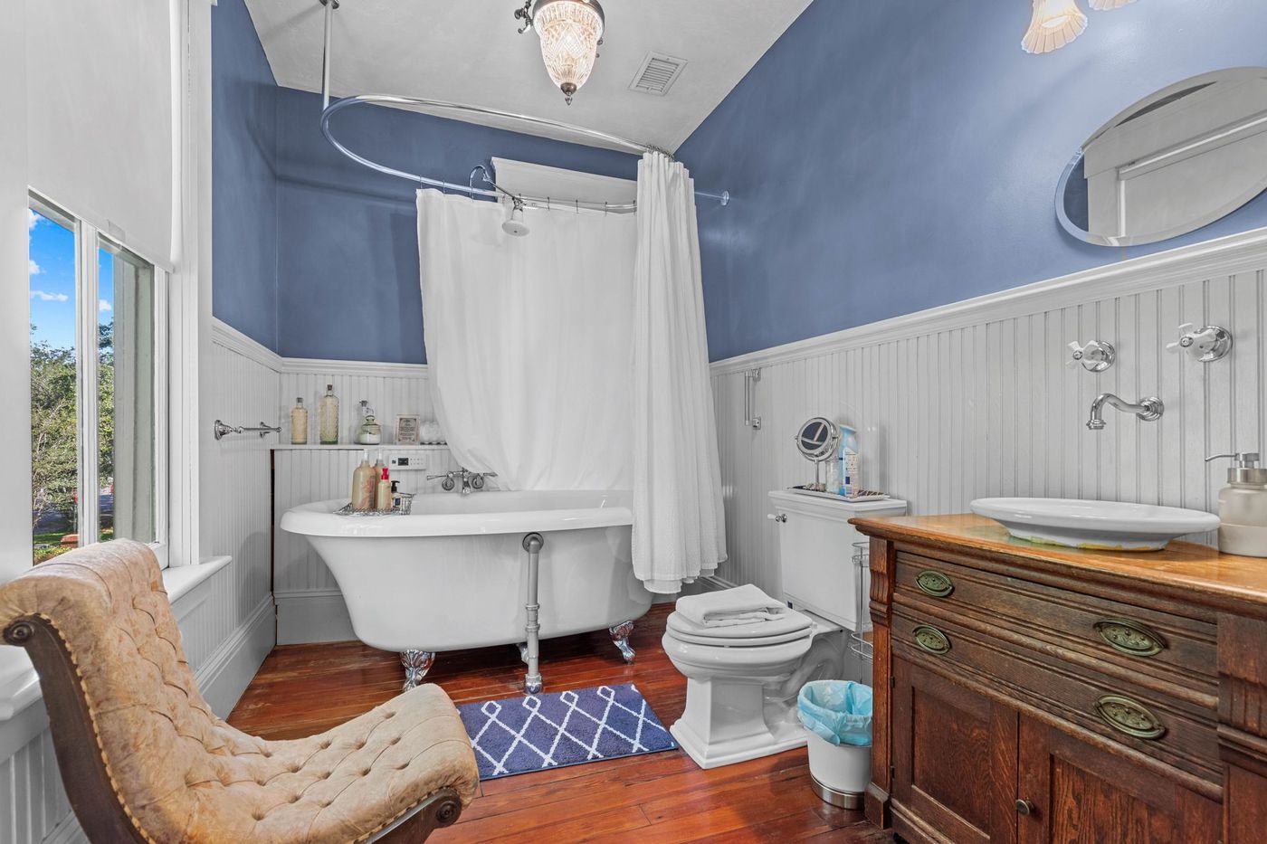 Relax in our luxurious clawfoot jetted tub in the Cumberland Suite at the Laurel Oak Inn. The best hotel in Gainesville, FL.