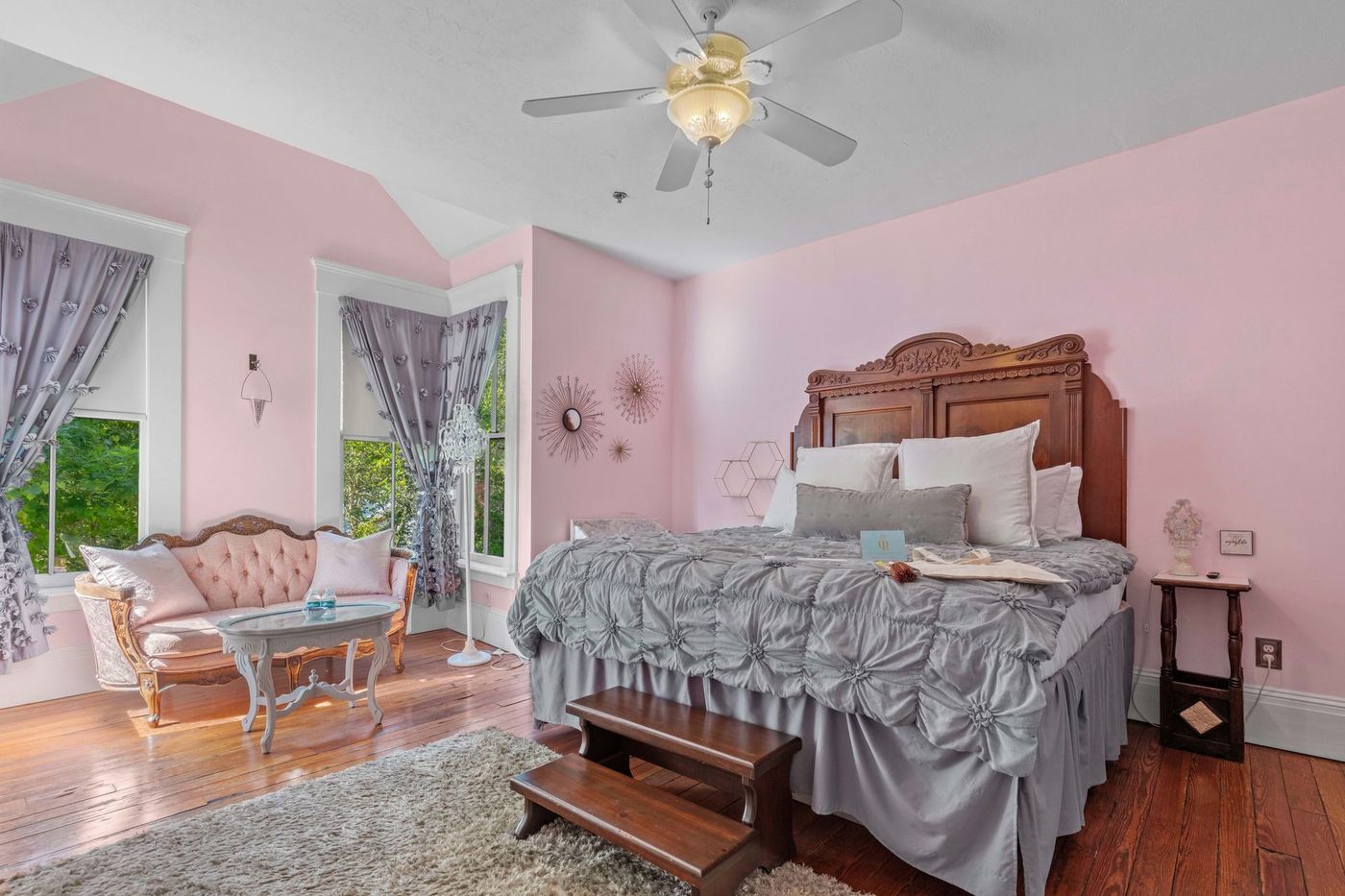 The luxurious Natchez Suite with a large whirlpool tub. The best hotel in Gainesville, FL.