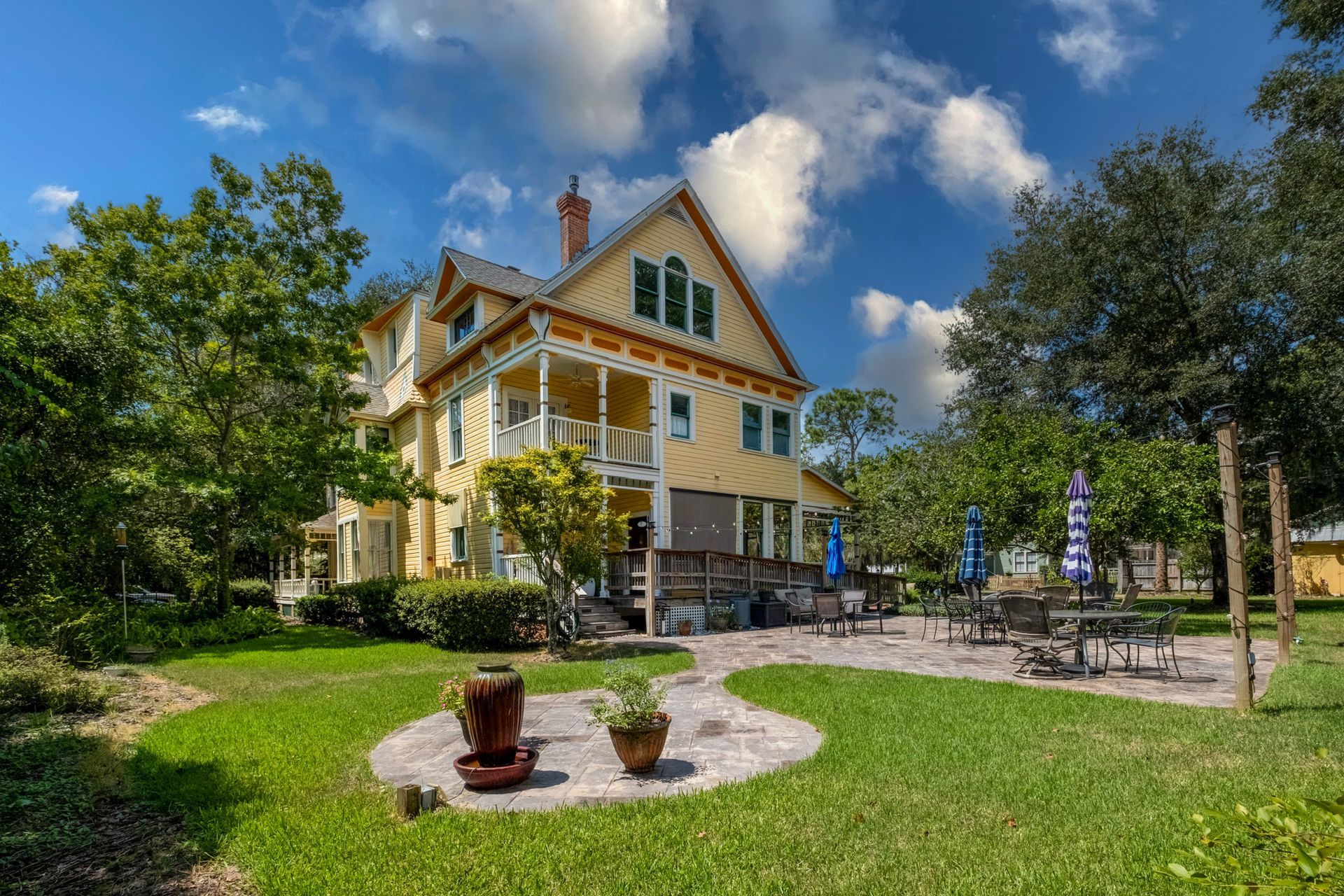 A view of the Laurel Oak Inn property in Gainesville, FL