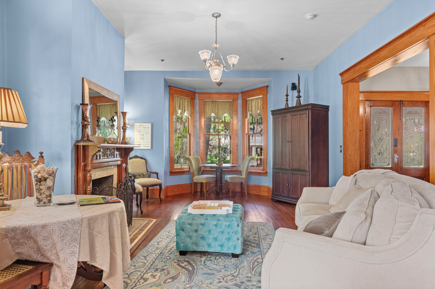 The beautiful living room in the Laurel Oak Inn Bed & Breakfast