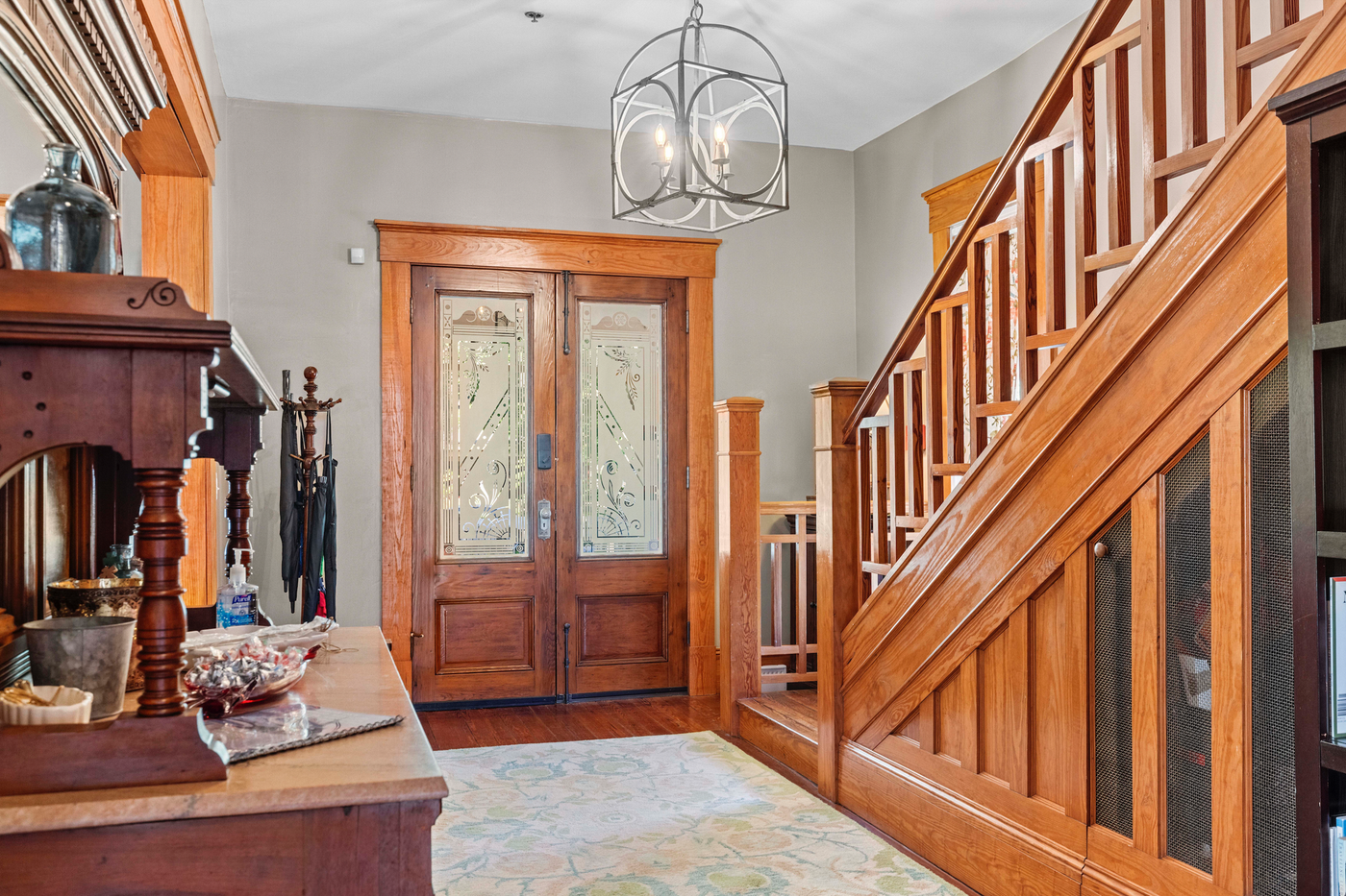 The Laurel Oak Inn foyer with a library of great books for all of our guests.