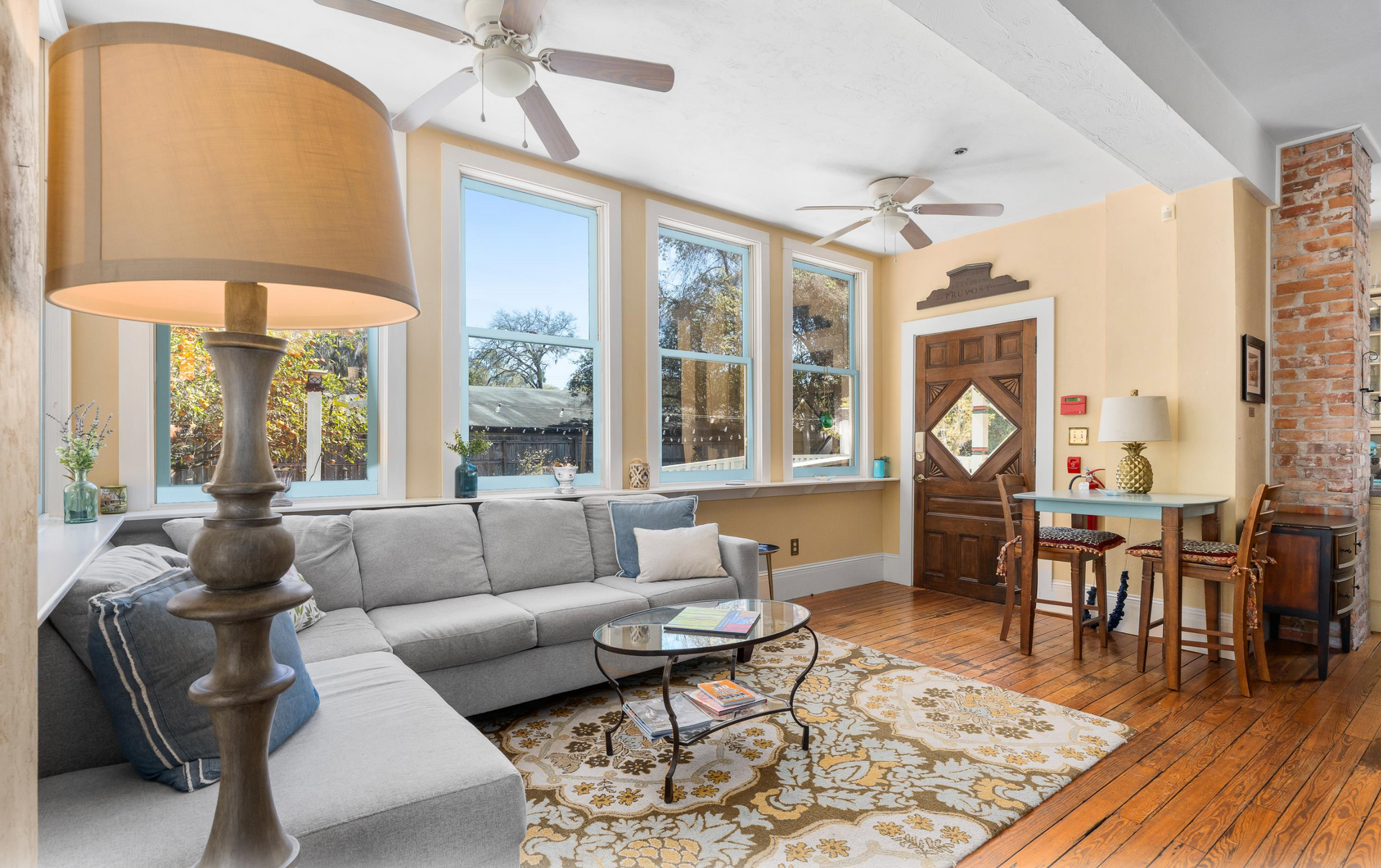 Kitchen sitting area
