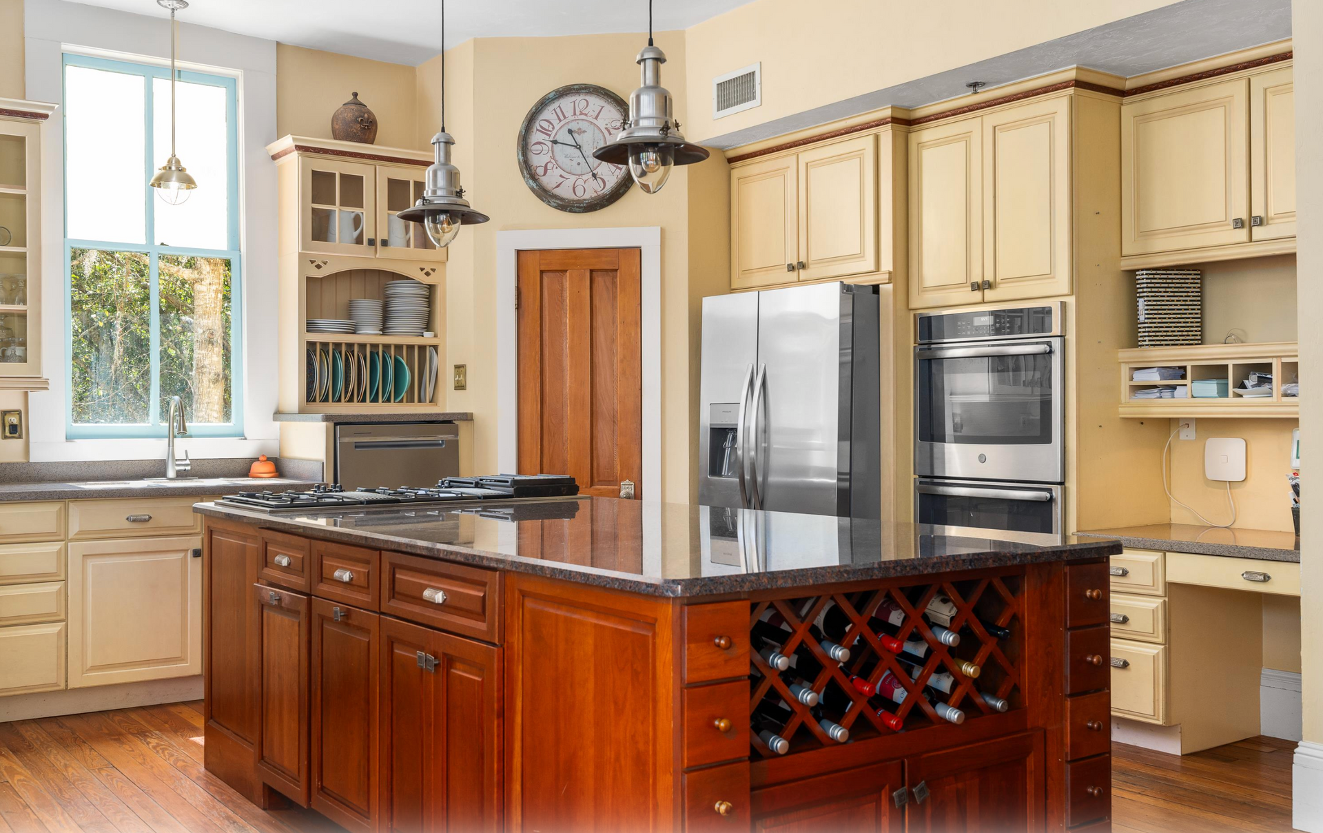 Beautiful kitchen with island - STR