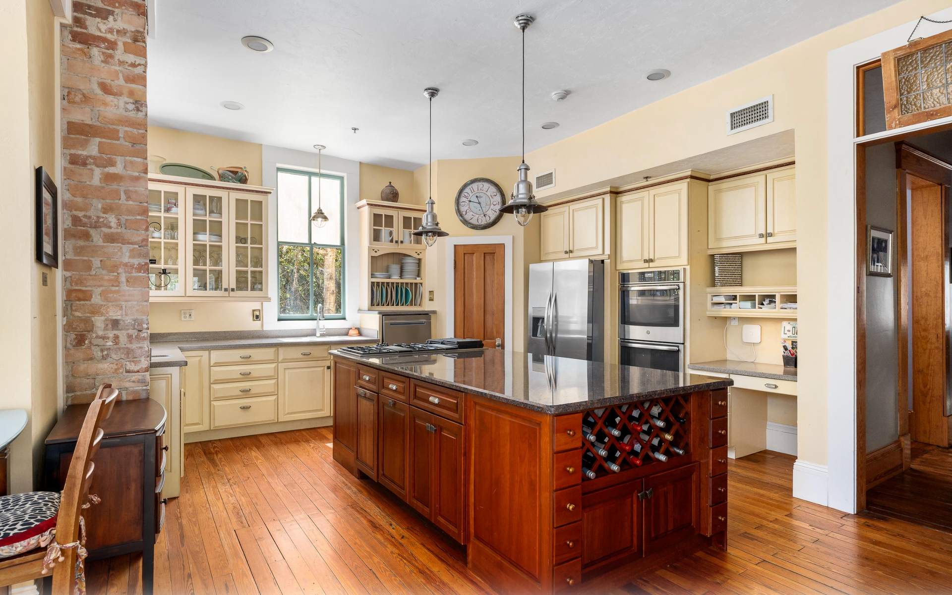 Beautiful kitchen with island - STR