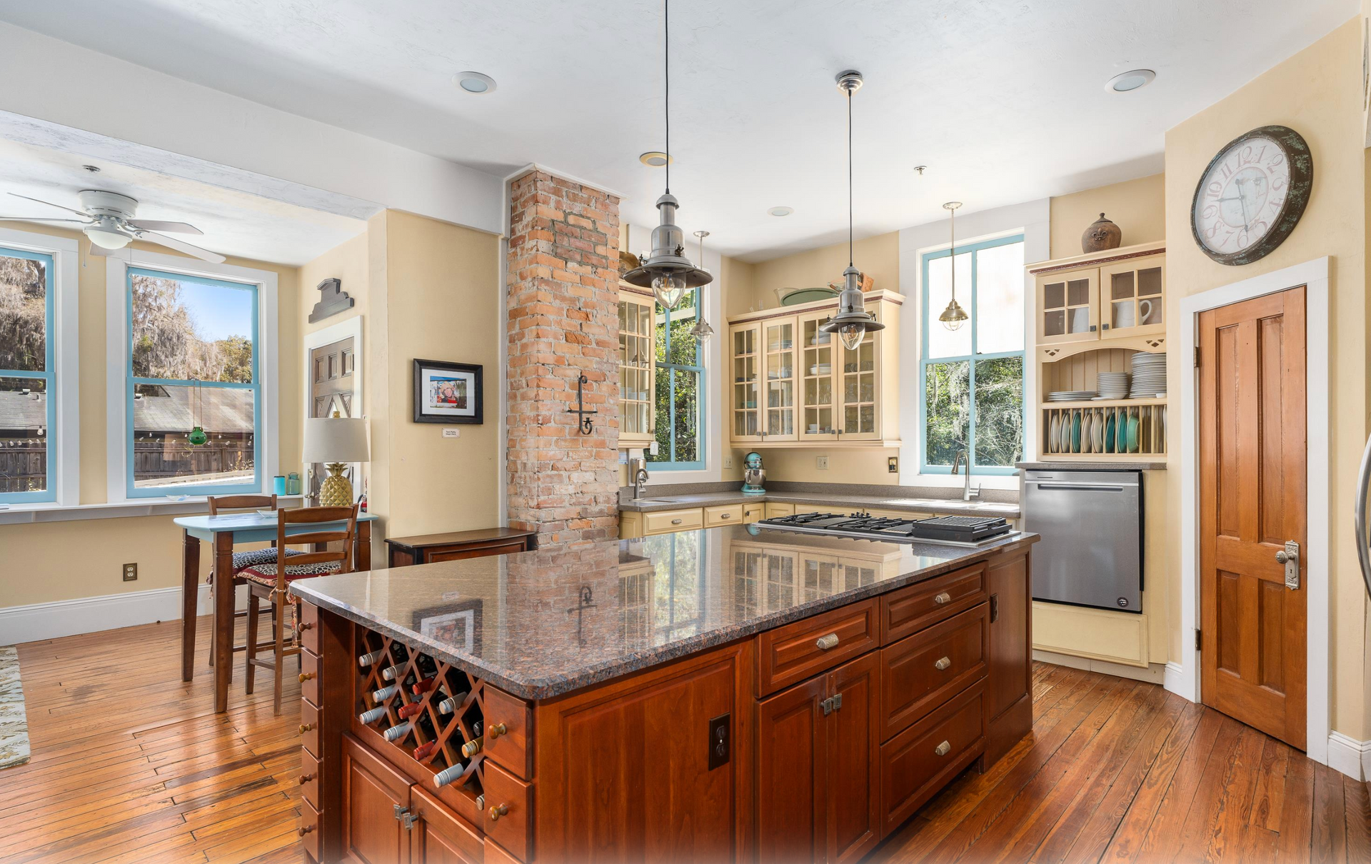 Beautiful kitchen with island - STR