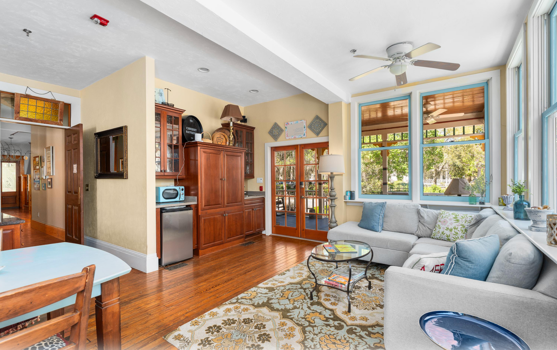 Beautiful kitchen with island - STR