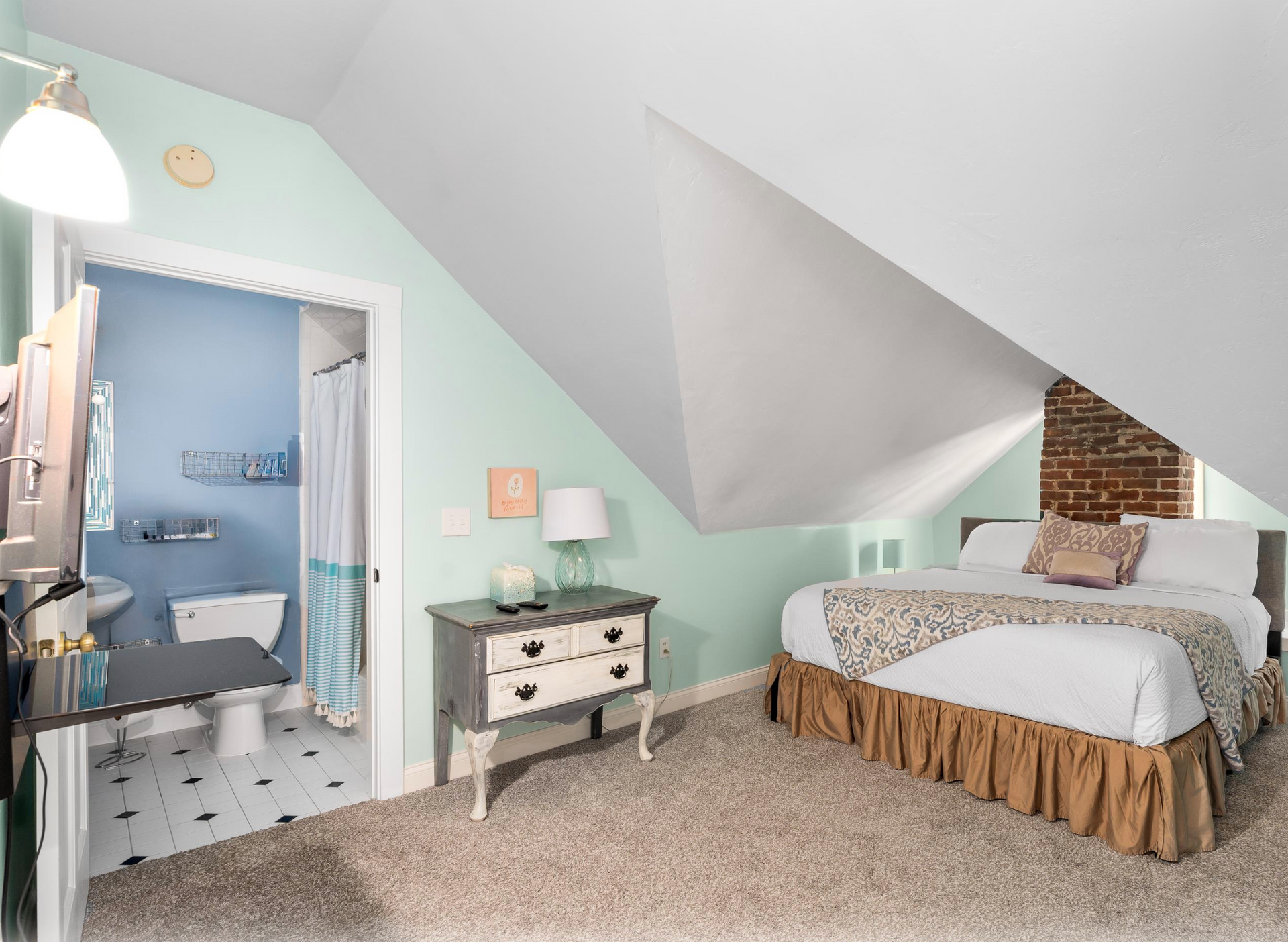 Bedroom with king bed - STR, AirBNB, Vacation Rental, VRBO