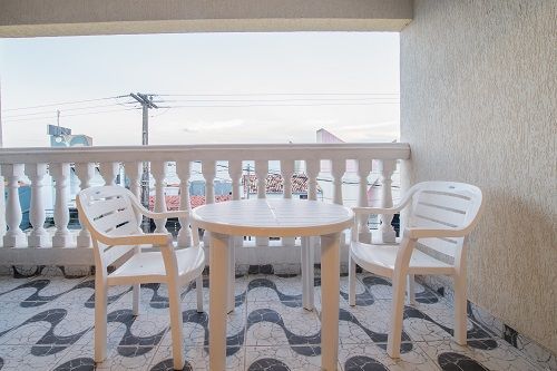 Hay una mesa y sillas en el balcón.