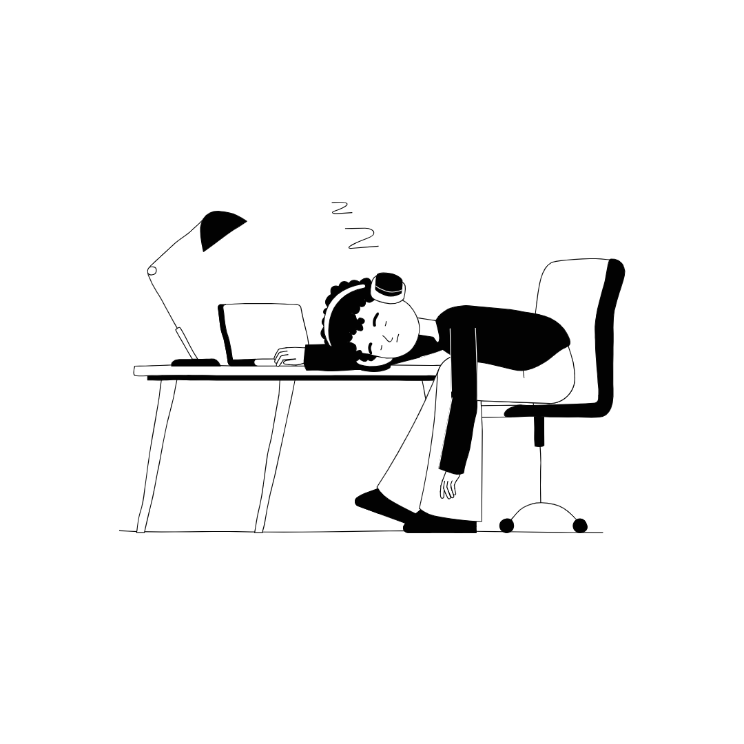 Ein Mann schläft mit einem Laptop an einem Schreibtisch.