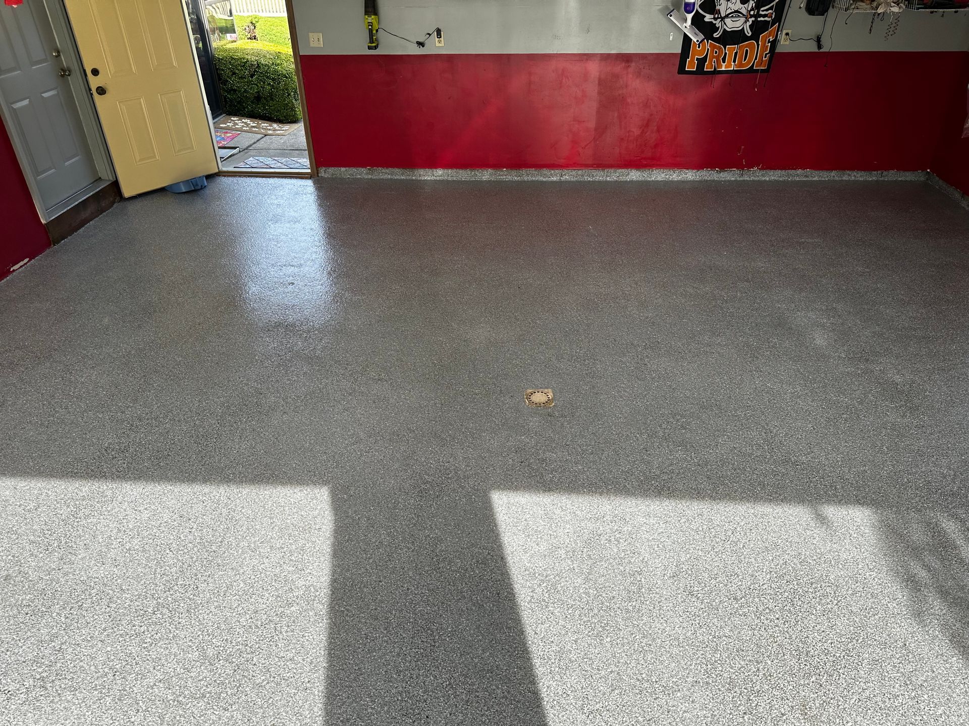 Concrete with concrete coatings using blue flake