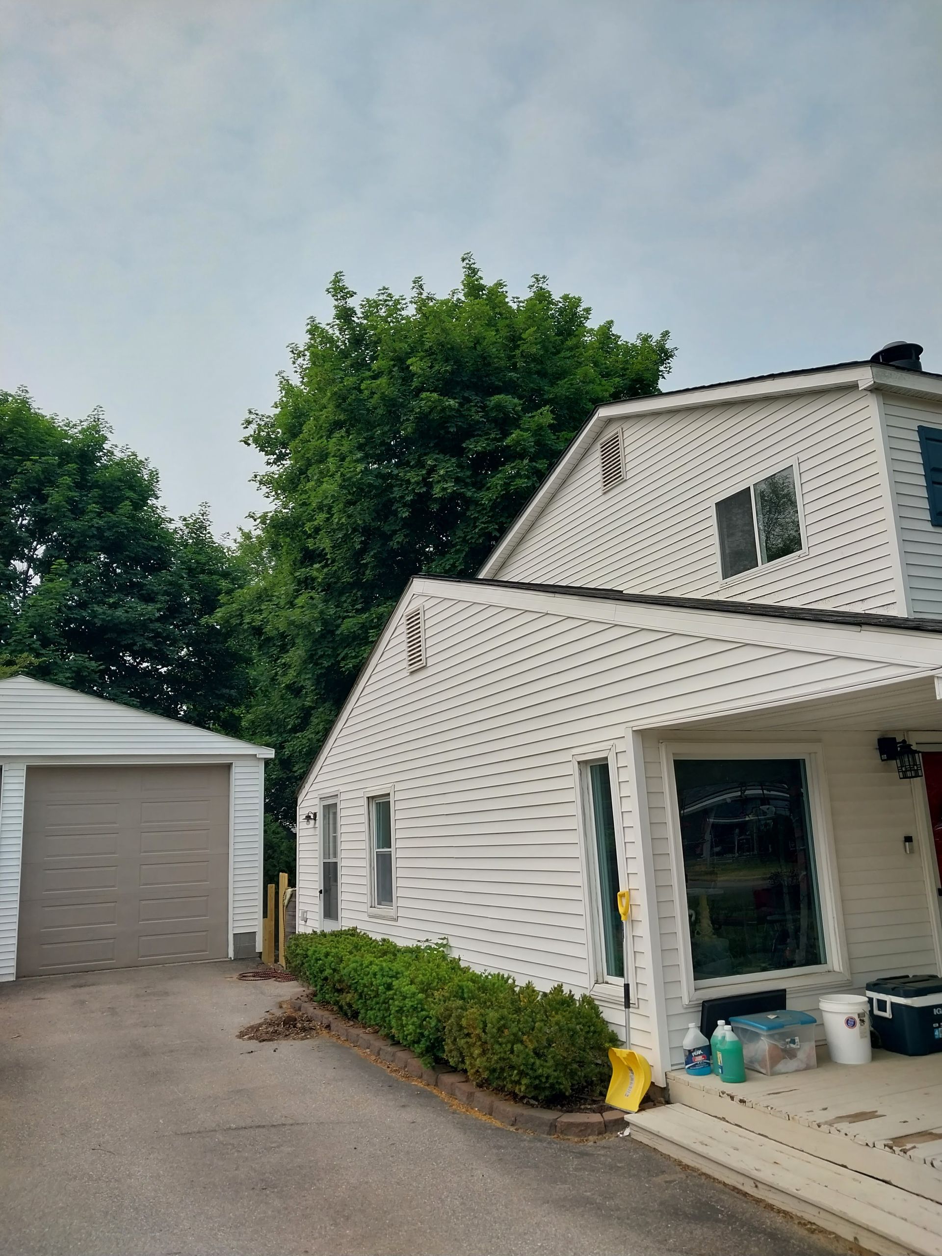 Beautiful White House - Clarkston, MI - Logan’s Tree & Landscaping
