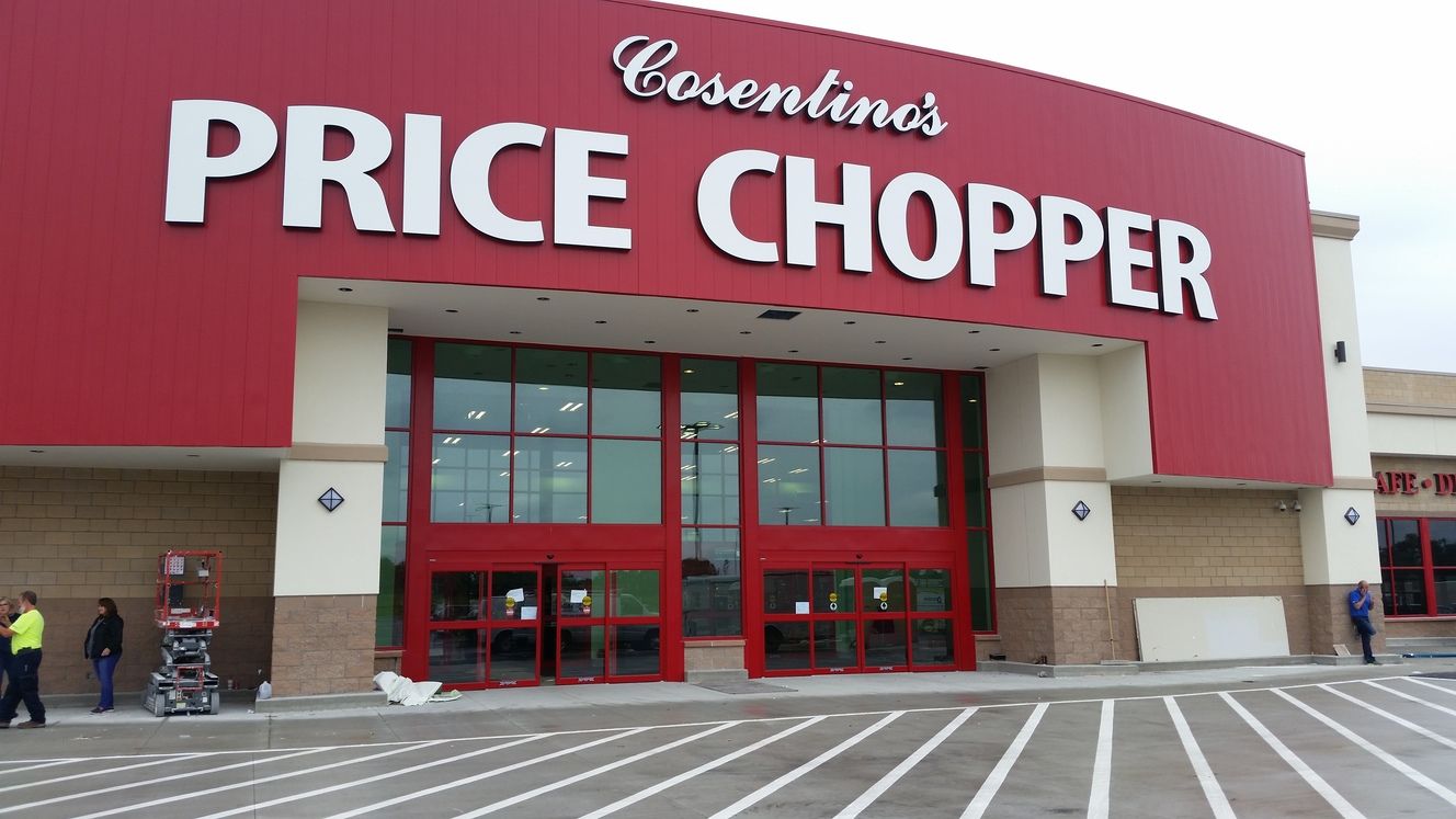 A price chopper store with a large red sign