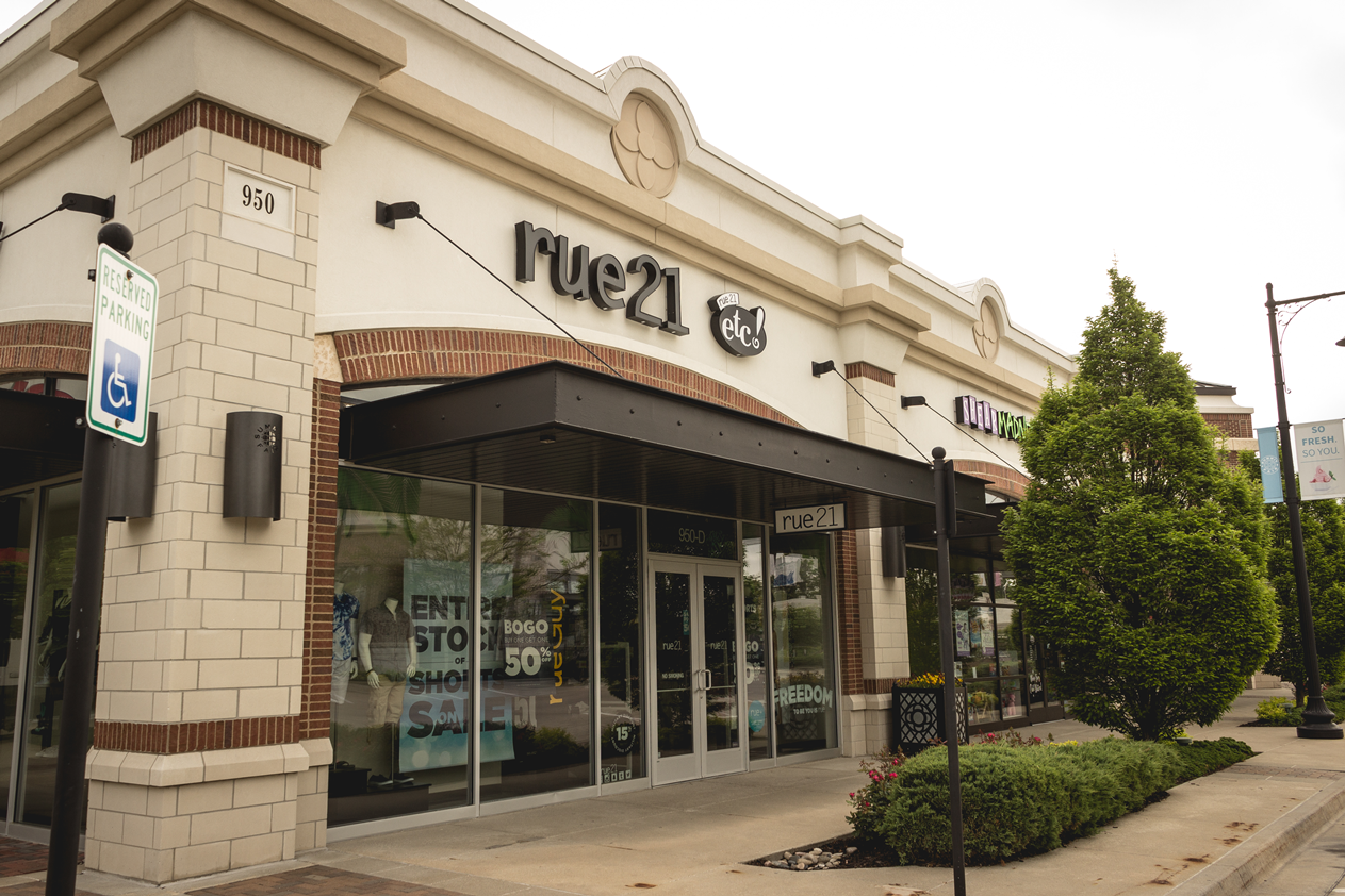 A store front with a sign that says ' pug21 ' on it