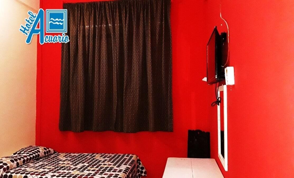 Una habitación de hotel con una cama y una televisión.