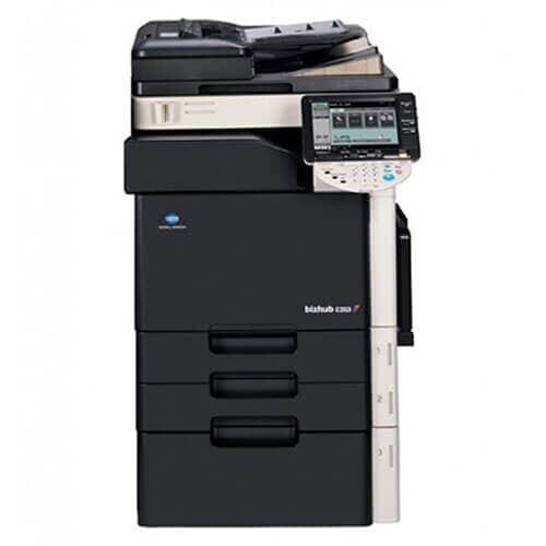 Una impresora en blanco y negro está colocada encima de una mesa blanca.