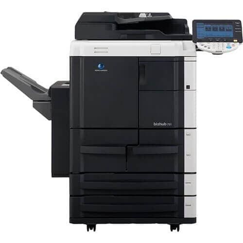 Una impresora en blanco y negro está colocada sobre una superficie blanca.