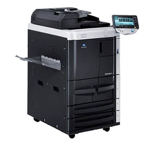 Una impresora en blanco y negro con un monitor encima.