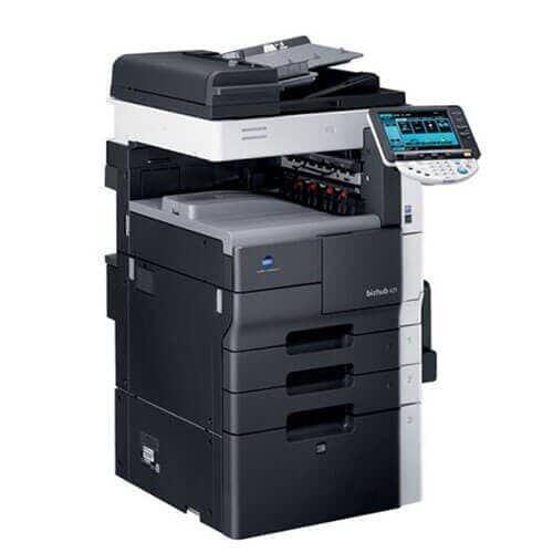 Una impresora en blanco y negro está colocada encima de una pila de cajones.