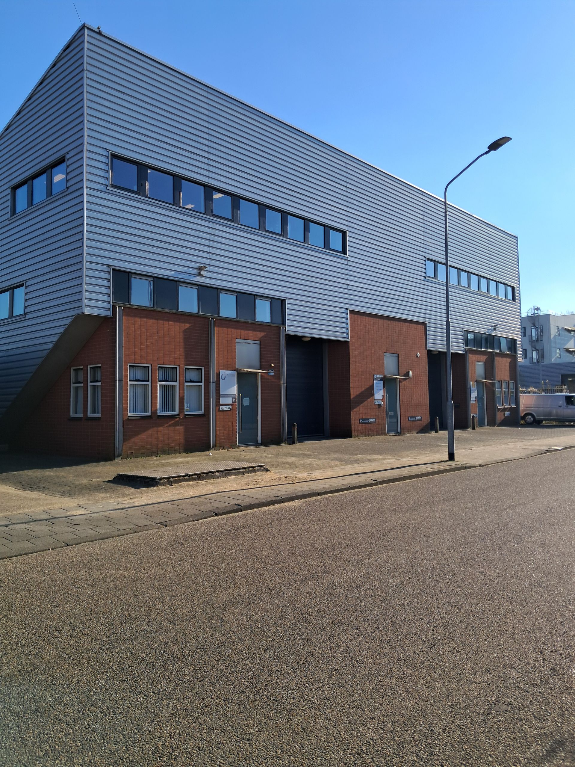 Een groot gebouw met veel ramen en deuren