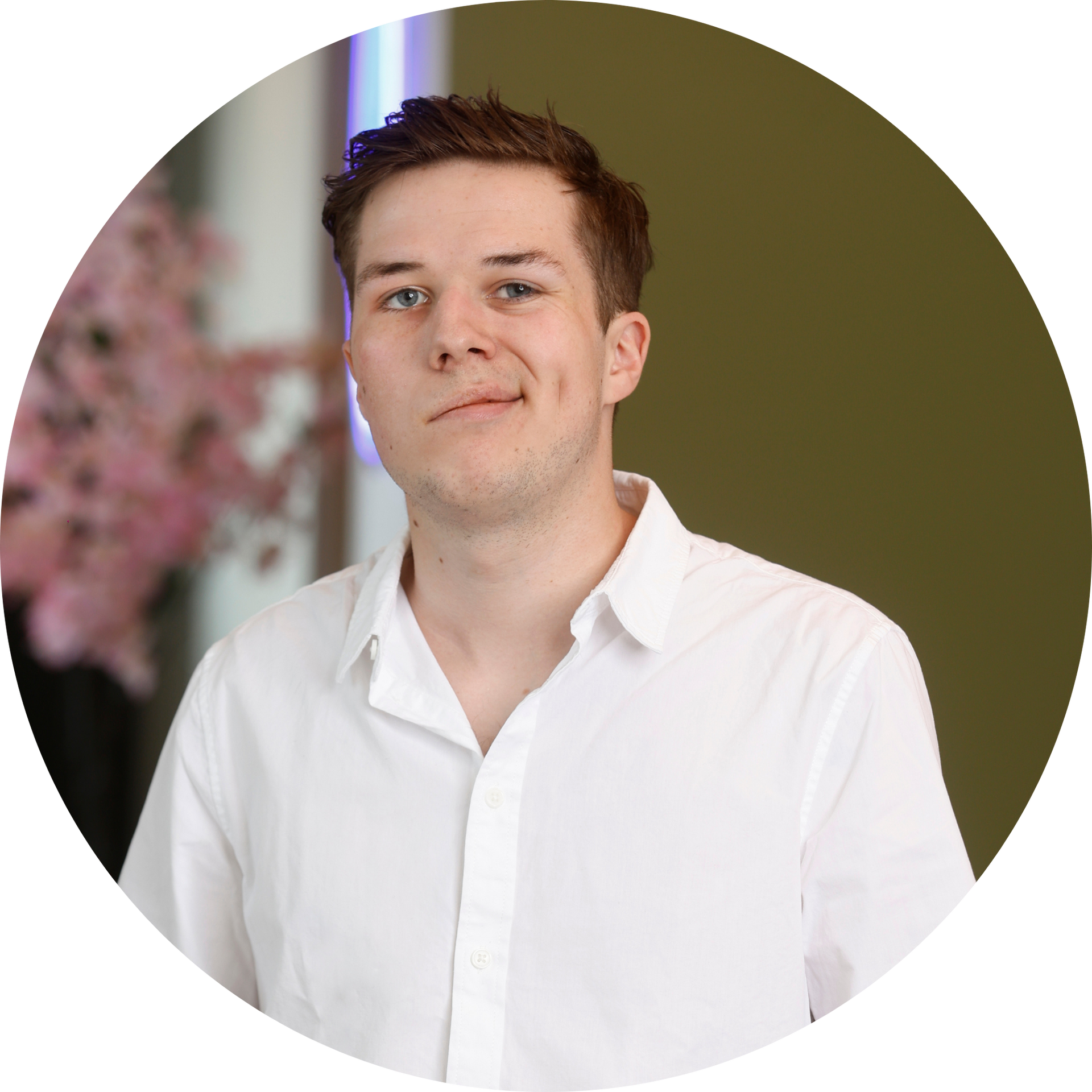 Jongen met witte polo die lacht naar de camera in de natuur