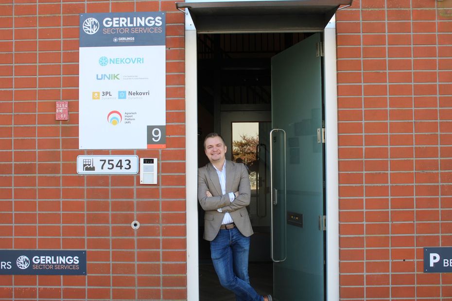 Een groep mensen zit op een schommel onder een boom.