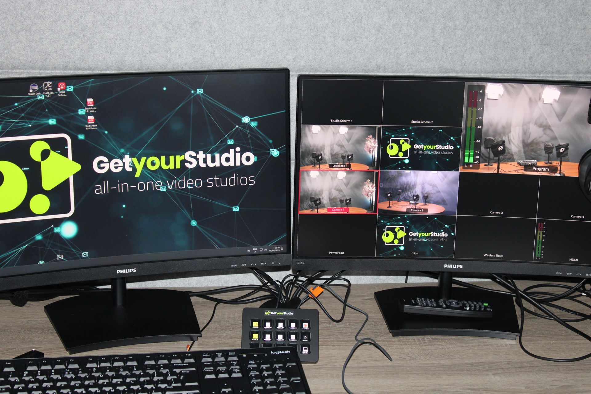 Twee monitoren met de tekst get your studio erop