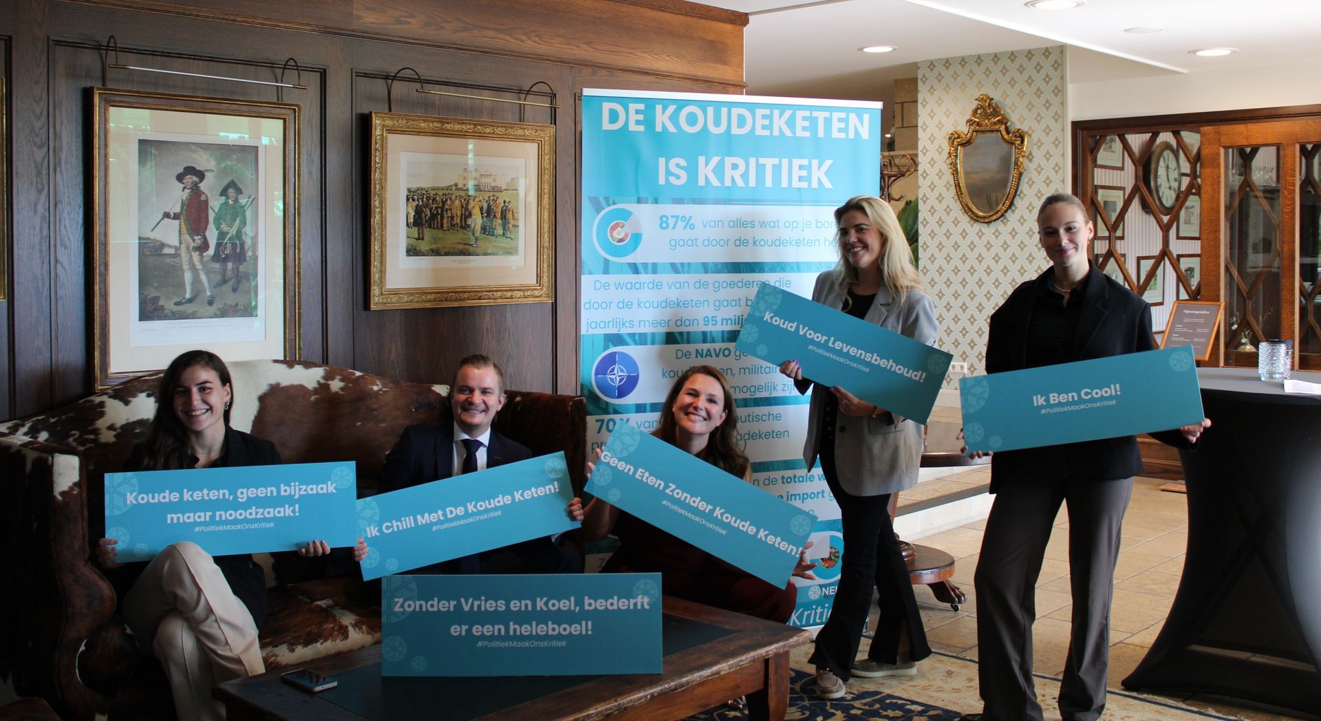 Een groep mensen poseert voor een foto in een park.