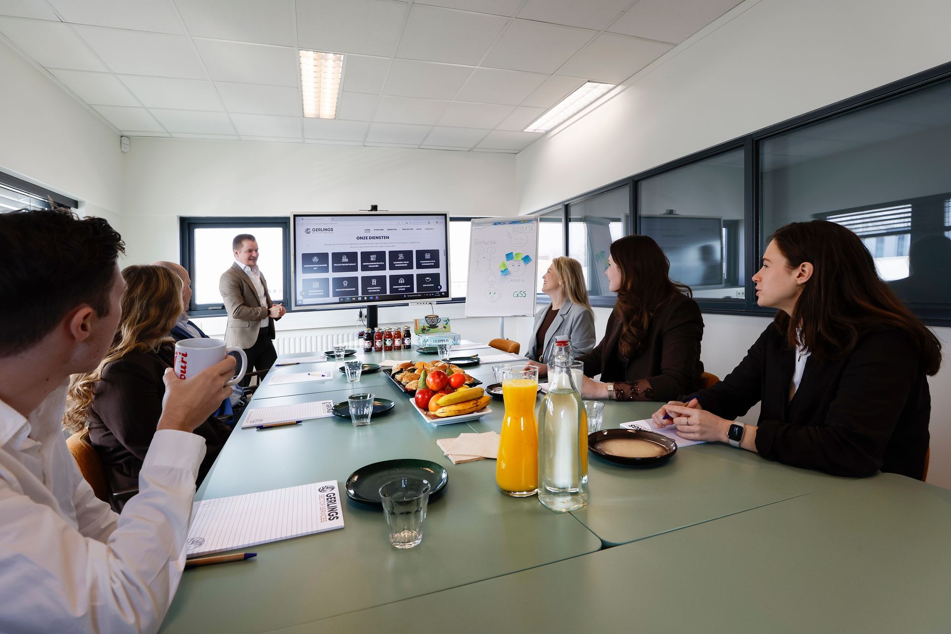 Een groep mensen poseert voor een foto in een park.