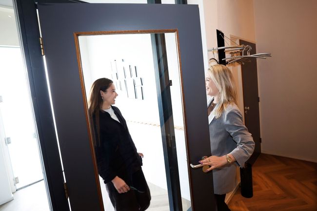 Een groep mensen zit in een kamer met een bord waarop staat kickstart
