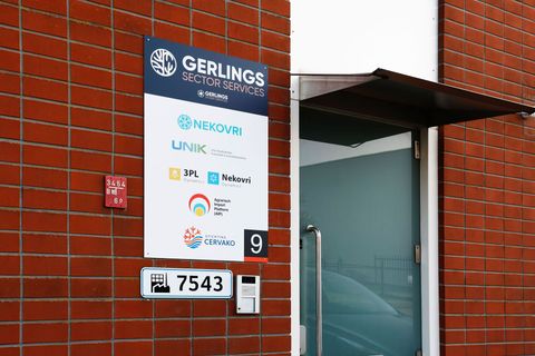 Een groot gebouw met veel ramen en deuren