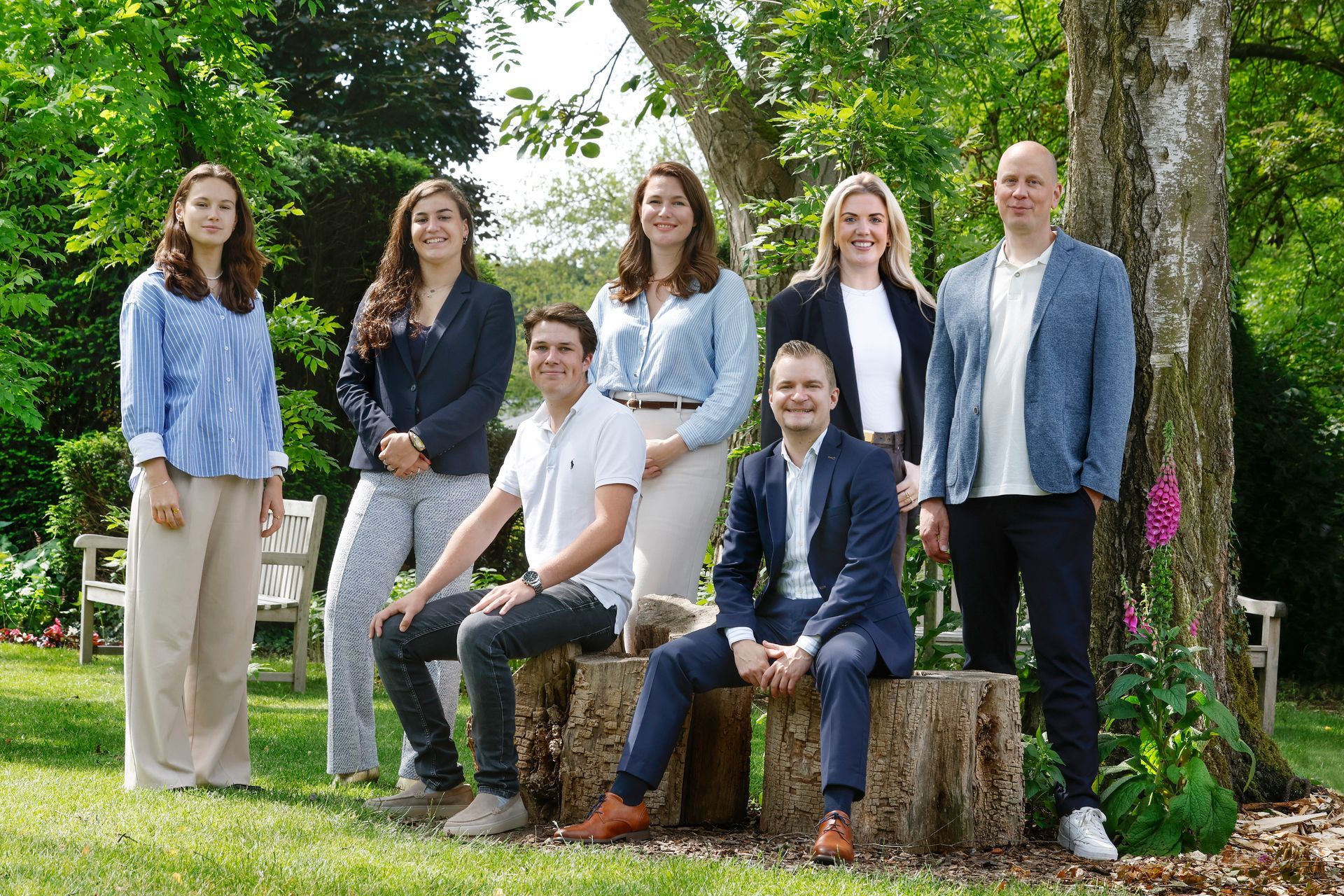 Een groep mensen zit in een kamer met een bord waarop staat kickstart