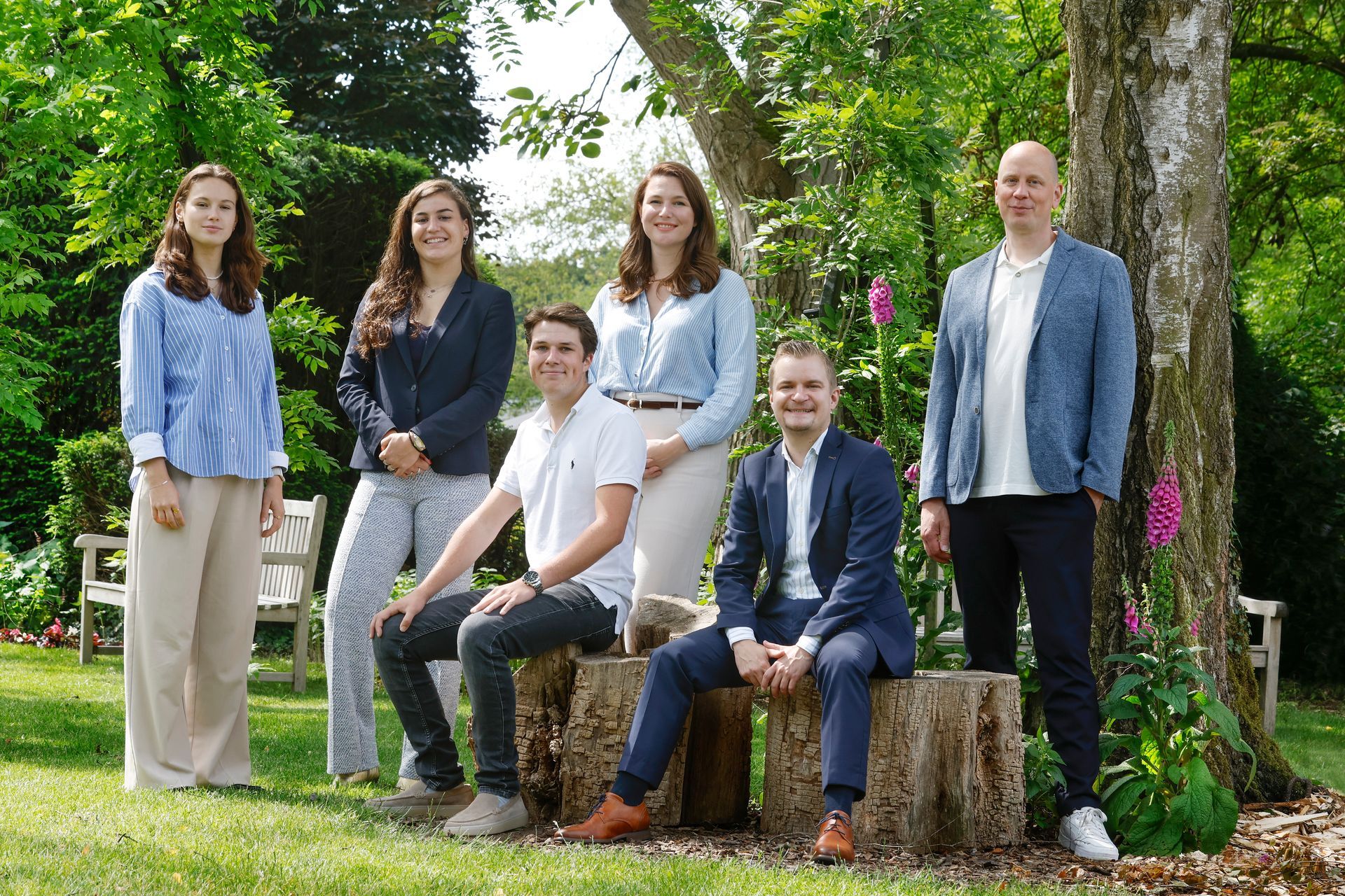 Een groep mensen zit in een kamer met een bord waarop staat kickstart